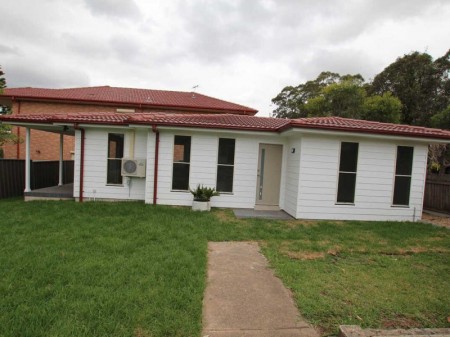 Fully fenced, two bedroom granny flat with gas cooktop!