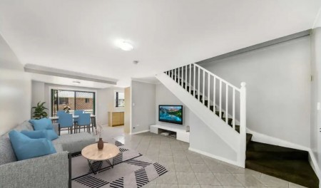 Three-Bedroom Townhouse with Ensuite, Air-Conditioning & Gas Cook-Top!