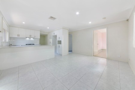 Air-Conditioned Three-Bedroom Family Home with Ensuite and Gas Cook-Top!!!