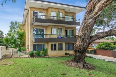 Excellent Value unit with Air-Conditioning and Study!