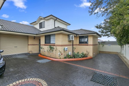 UPDATED TOWNHOUSE, INDOOR AND OUTDOOR LIVING