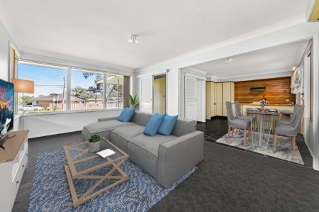 Lovely Three Bedroom Family Home in a Fantastic Location! Small pets considered!