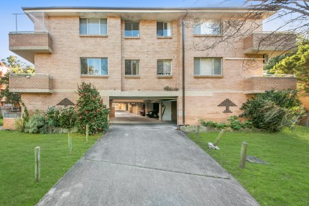 ***  FULLY RENOVATED one bedroom unit  ***