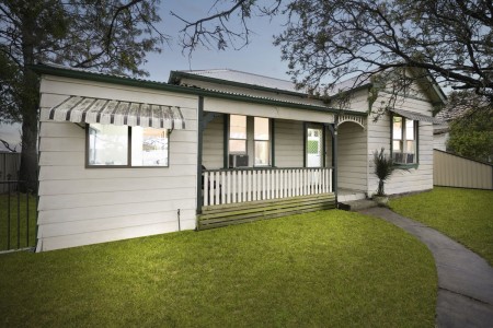 CORNER LOCATION, LARGE BLOCK