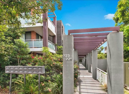 Ground floor modern unit with courtyard