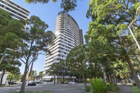 CENTRAL POSITION, SUN-FILLED LIVING