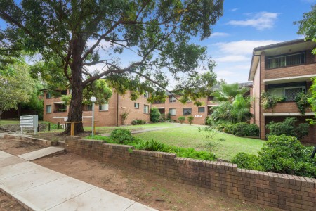 REFRESHINGLY RENOVATED UNIT