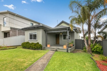 DOUBLE LOT, DOUBLE STREET FRONTAGE