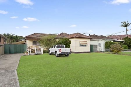 R3 ZONED 1,069 SQM WITH 3 BEDROOM HOME