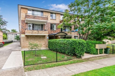 Centrally Located Ground Floor Two Bedroom Air Conditioned Unit in a Parkside Location!