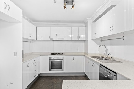 Modern Unit with Air Conditioning and Gas Cooking