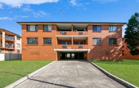 LOCATION!!  LOCATION!!! CLOSE TO EVERYTHING!!