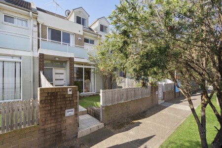 TERRIFIC TRI-LEVEL TOWNHOUSE