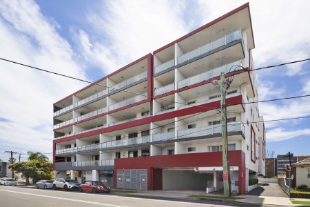 LARGE APARTMENT 2 MINS TO STATION