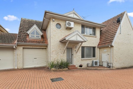 CONTEMPORARY UPDATED TOWNHOUSE