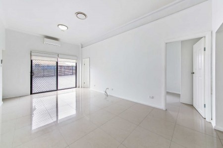 Street Facing Granny Flat - Parking and Water Included!