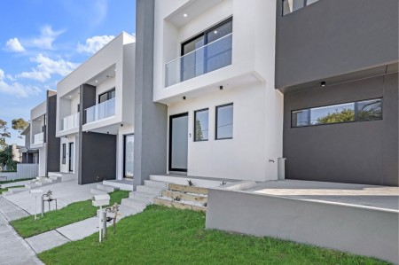 SUPERIOR 3 BEDROOM TOWNHOUSE - OPEN TO VIEW SAT 23/11/2024 @ 9-9.30AM