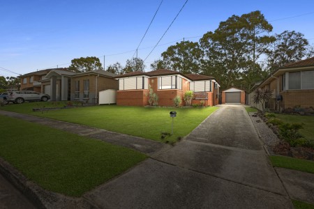 BACKING ONTO GOLF COURSE