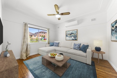 Three Bedroom Home With Air Conditioning and Lock Up Garage!