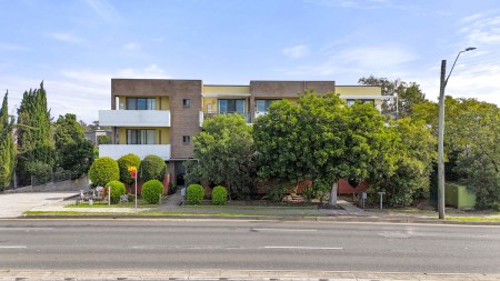 GROUND FLOOR, MODERN UNIT  - OPEN TO VIEW SAT 31/05/2025 @ 9-9.30AM