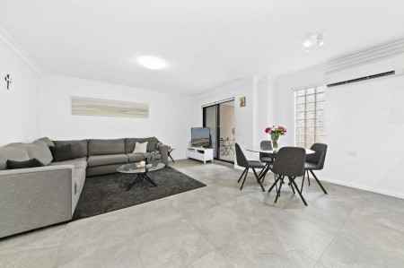 Renovated Two Bedroom Apartment with Gas Cooking,  Air-Conditioning and Lock Up Garage!