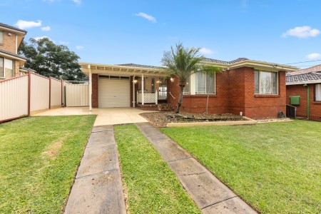 Large 3 bedroom home with 2 living areas!!