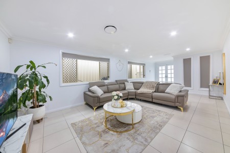 Immaculate Air-Conditioned Four-Bedroom Duplex with Two Living Areas!