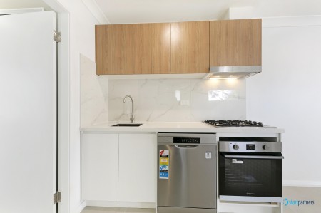 1 Bedroom Granny Flat, Fantastic Location, Gas Cooking & Dishwasher!