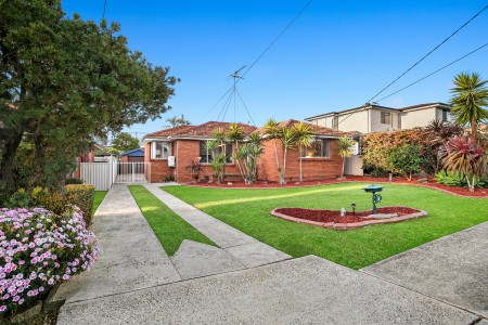 Fantastic 3 Bedroom Home, Great Location, Great Outdoor Entertaining Area!