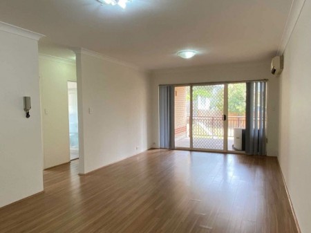 GREAT LOCATED TWO BEDROOM UNIT!