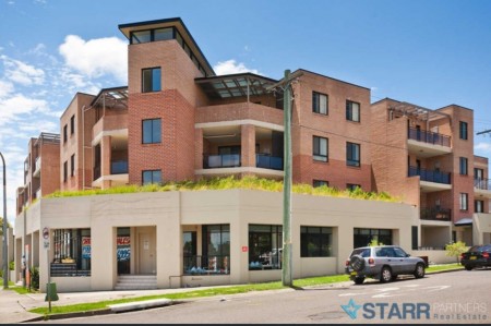 Top Floor 2 Bedroom Unit with Air Conditioners in both bedroom and Loungeroom