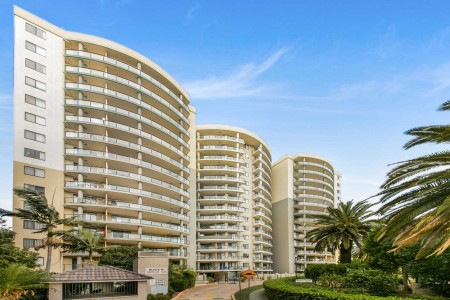 RESORT STYLE LIVING - FRESHLY PAINTED