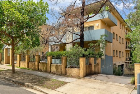 POPULAR MODERN UNIT WITH GAS COOKING AND AIR CONDITIONING