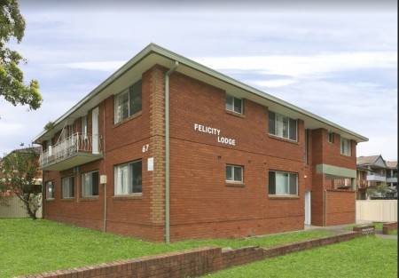 Sunny 2 Bedroom Unit, Close to Schools and Shops