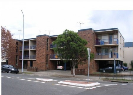 Minutes walk to Station & Shops!!