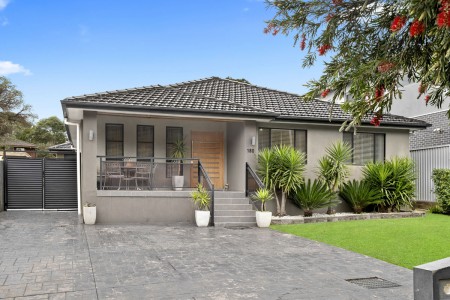 EASY-CARE SINGLE LEVEL FAMILY HOME