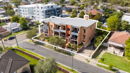 SUNLIT TOP FLOOR APARTMENT WITH NORTH-FACING BALCONY