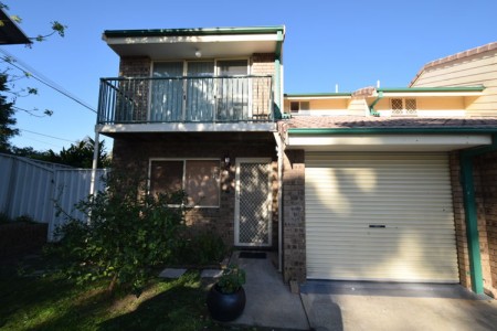 Well presented 3 bedroom townhouse, Freshly painted with new carpet.