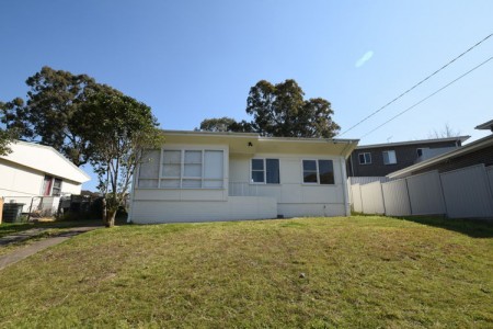 FULLY RENOVATED 3 BEDROOM HOME + AIR CONDITIONING + NEW GAS KITCHEN  + LARGE MIRRORED ROBES + NEW BATHROOM + DRIVEWAY PARKING