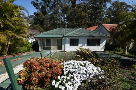 RENOVATED + 3 BEDROOMS + AIR CONDITIONING + BRAND NEW KITCHEN  + BUILT IN ROBE + 2 SUNROOMS + LARGE YARD