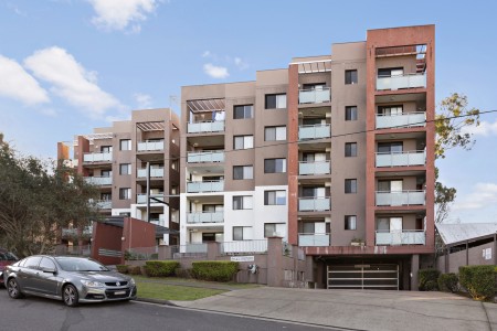 LARGE APARTMENT WITH CITY VIEWS