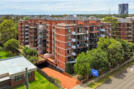 LUXURY APARTMENT IN SOUGHT-AFTER COMPLEX