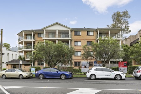 OVERSIZED FIRST FLOOR APARTMENT