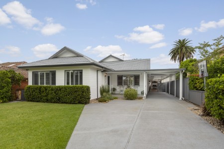 Walking Distance to Shops & Station