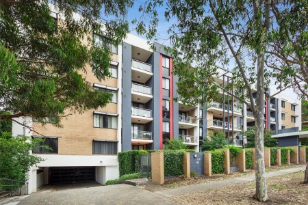 Modern Living, Walk to Station & Westpoint