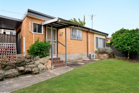 1 Bedroom Granny Flat Water and Lawns Included