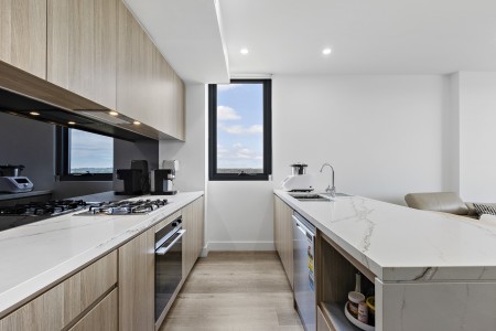 Walk to Shops & Station