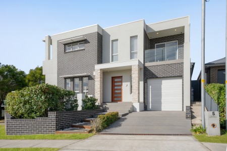 Near New Ultra Modern 4 Bedroom Family Home