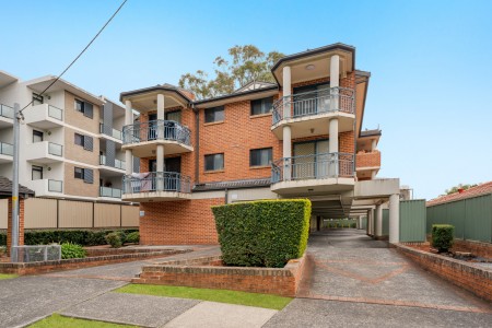 Much-Loved Apartment, Walk to Station & Shops