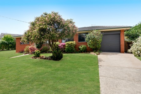 Immaculate Corner Block Home in Prime Cul-de-Sac Location